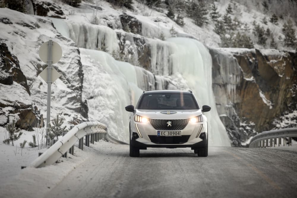 Hvit Peugot e-2008